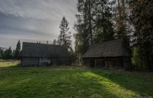 Kilkadziesiąt opuszczonych szałasów pasterskich w jednym miejscu.