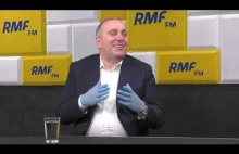 Grzegorz Schetyna przyszedł na wywiad do RMF w rękawiczkach gumowych bez maski.