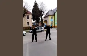 Polscy policjanci tańczą w czasie kontroli osób w kwarantannie