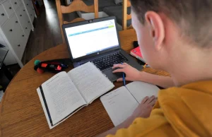 Szkoły pożyczą uczniom komputery.