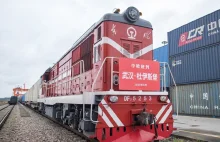 Z Wuhan wyruszył pociąg do Niemiec. Przewiezie 166 ton sprzętu medycznego