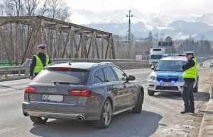 Nie ma takiego podróżowania! Policjanci kierowali turystów z powrotem do domu