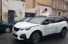 Legnica. Księża błogosławili przez szyberdach. Policja upomniała ich za...