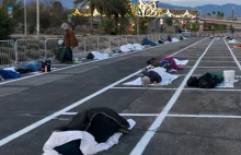 Bezdomni w Las Vegas śpią na betonowym... parkingu