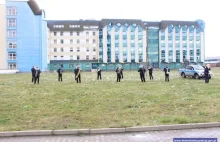 Wrocław: Policjanci zagrali dla dzieci pod oknami szpitala.