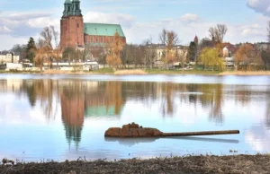 Gniezno. Opadła woda w „Wenecji” i wyłonił się... czołg!