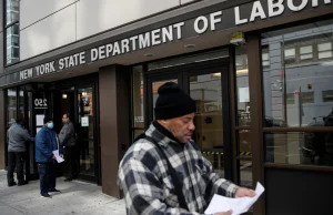 Rekordowe 6,6 mln Amerykanów złożyło wnioski o zasiłek dla bezrobotnych