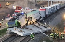 [Katastrofa kolejowa w Niemczech] Pociąg uderzył w przęsło, które spadło na tory
