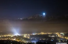 Godz. 21:37. Giewont rozświetlony przez grupę zakopiańczyków