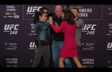 Zawodnik UFC wykonuje gest podcinania gardła. Film z oficjalnego kanału YT UFC.