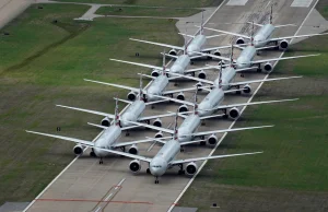 Samoloty parkują na lotniskach...