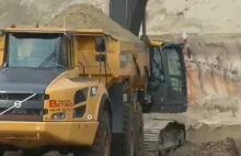 Ciężki sprzęt na placu budowy kanału przez Mierzeję Wiślaną [WIDEO]