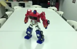 Mały Optimus Prime przekształca się w ciągnik siodłowy