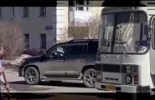 Pijany Rosjanin rozbija łopatą okna autobusów, chce zatrzymać koronawirusa.