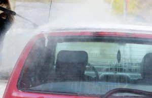 Mycie samochodu na myjni może kosztować 500 złotych