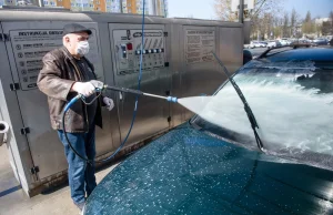 Koronawirus. W Toruniu można myć auta i zmieniać opony.