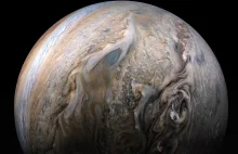 NASA prezentuje wyjątkowe zdjęcie Jowisza. Widać na nim mgłę, która dla...