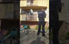 Interwencja policji wobec samotnego ojca z dziećmi na placu zabaw