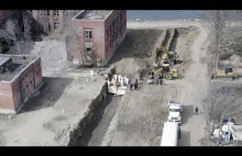 Masowe groby w Nowym Yorku uchwycone z drona