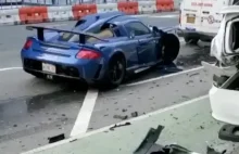 Szalony kierowca w NYC rozbija ultrarzadkie Porsche Carrera GT po czym ucieka.