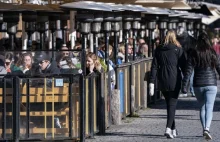 Szwecja: 793 ofiary śmiertelne koronawirusa. Tłumy w ogródkach kawiarnianych