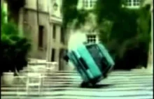 Popisowa jazda kaskaderów w reklamie auta ISUZU Gemini z lat 80 XX wieku