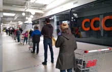 Supermarkety "ukrywają" kilometrowe kolejki WEWNĄTRZ galerii handlowych