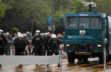 Decyzje rządu na czas pandemii: Policja kupuje sprzęt do rozpędzania tłumów