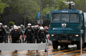 Decyzje rządu na czas pandemii: Policja kupuje sprzęt do rozpędzania tłumów