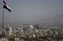 Saudyjskie samoloty zrzucają maski medyczne nad stolicą Jemenu