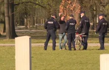 Policjanci zatrzymują rowerzystę, który wtargnął do Ogrodu Saskiego