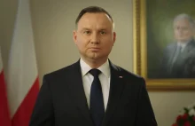 Który Kaczyński spogląda z obrazu podczas orędzia?