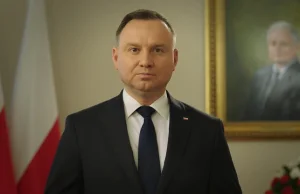 Który Kaczyński spogląda z obrazu podczas orędzia?