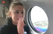 Otwarty luk bagażowy w skrzydle samolotu