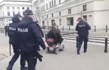 Polska policja prześladuje inwalidę na wózku inwalidzkim