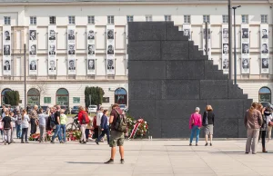 Nieprzyjemny zgrzyt na placu Piłsudskiego. Żołnierze odebrali wieniec...