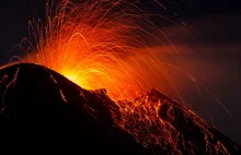 W Indonezji właśnie wybuchło na raz 6 wulkanów, w tym Anak Krakatau (wideo)