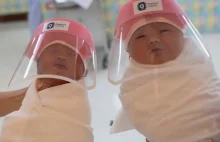 Noworodki w Bangkoku dostają tarcze na twarz by chronić je przed koronawirusem