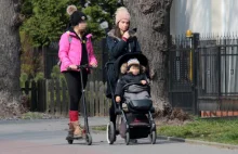Marta Kaczyńska na spacerze z dziećmi.