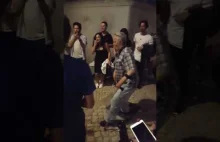 Dziadek na okulach tańczy Despacito z Erasmusami