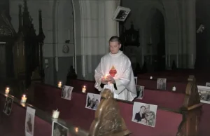 Wielkanoc w pustych kościołach. Rumuński ksiądz przykleił zdjęcia parafian
