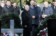 Nie tylko Powązki. Kaczyński w czasie pandemii odwiedził kilka innych cmentarzy