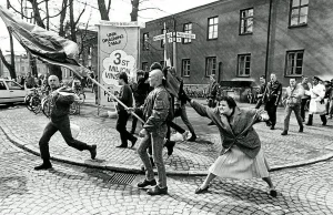 Kobieta z torebką atakuje szwedzkiego faszyste. Mija 35 lat od slynnego zdjecia.