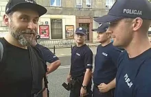 Chcę iść do domu, mówi wkurzony mieszkaniec Warszawy do policjantów.