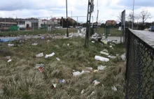 Całe ulice w Kielcach przykryte śmieciami rozniesionymi przez wiatr....