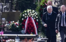 TVP INFO tłumaczy się z faktury za wieńce Kaczyńskiego