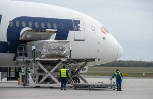 Samolot z tonami środków ochronnych wylądował w Poznaniu