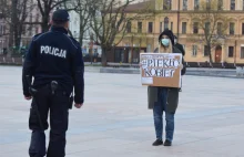 Niecodzienny protest kobiet w Lublinie. W odległości i z transparentami...