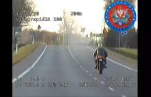 Motocyklista jechał 160 km/h na jednym kole. Zatrzymali go policjanci z...