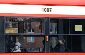 Kierowca wyprosił z autobusu pasażera, który podróżował z odkrytą twarzą